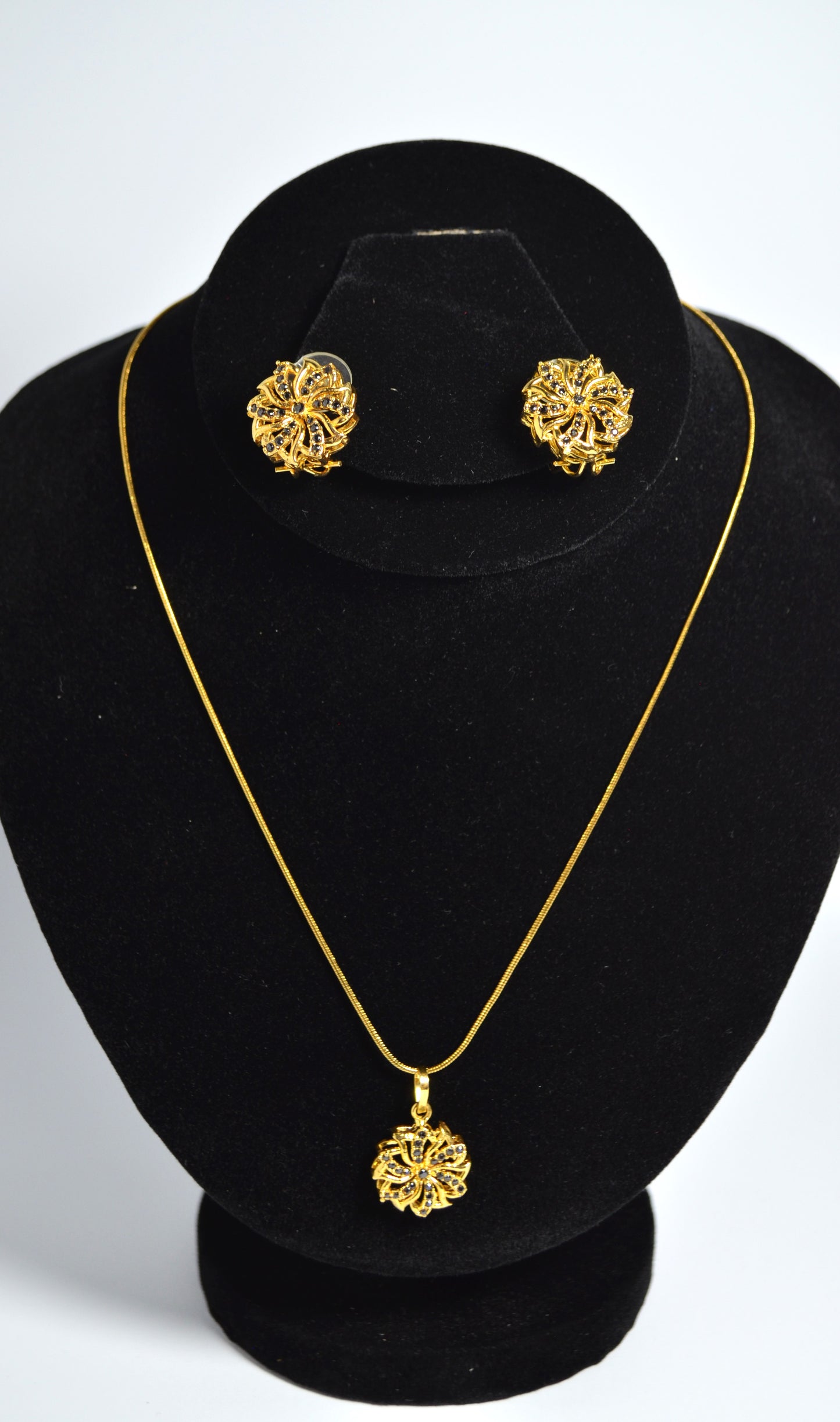 Chic Gold-Coated Leaf Ring and Pendant Set with Black Spinel Accents